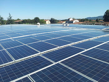 Planta solar fotovoltaica con paneles en horizontal