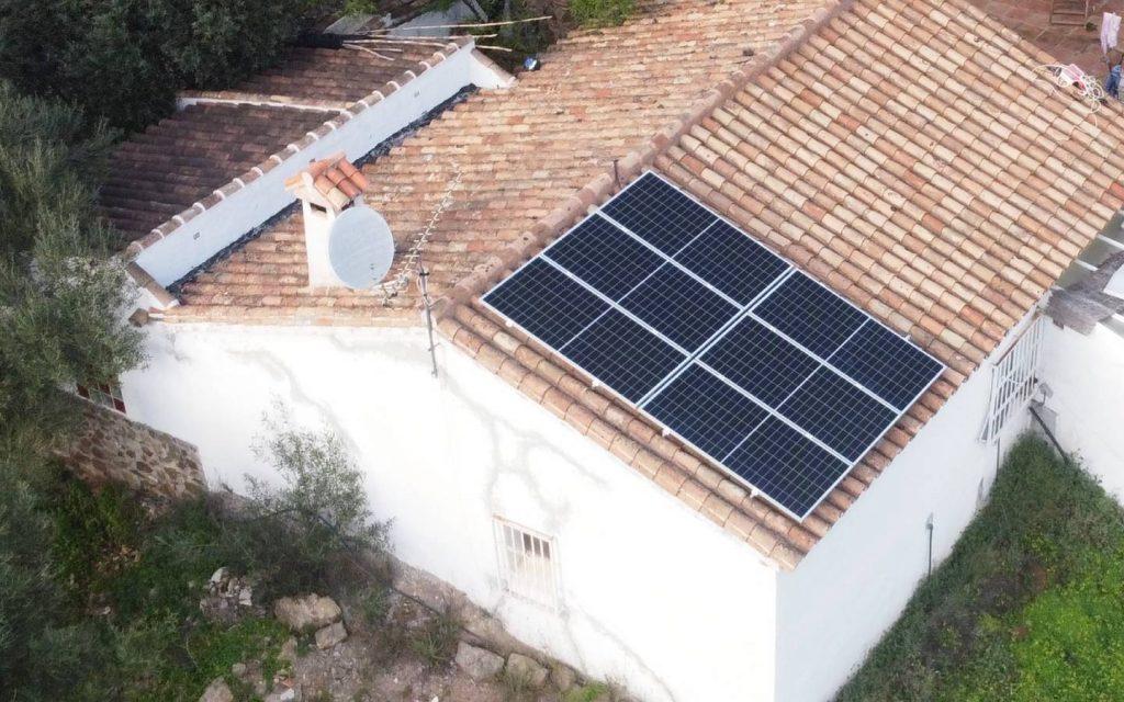 placas solares en una casa de campo